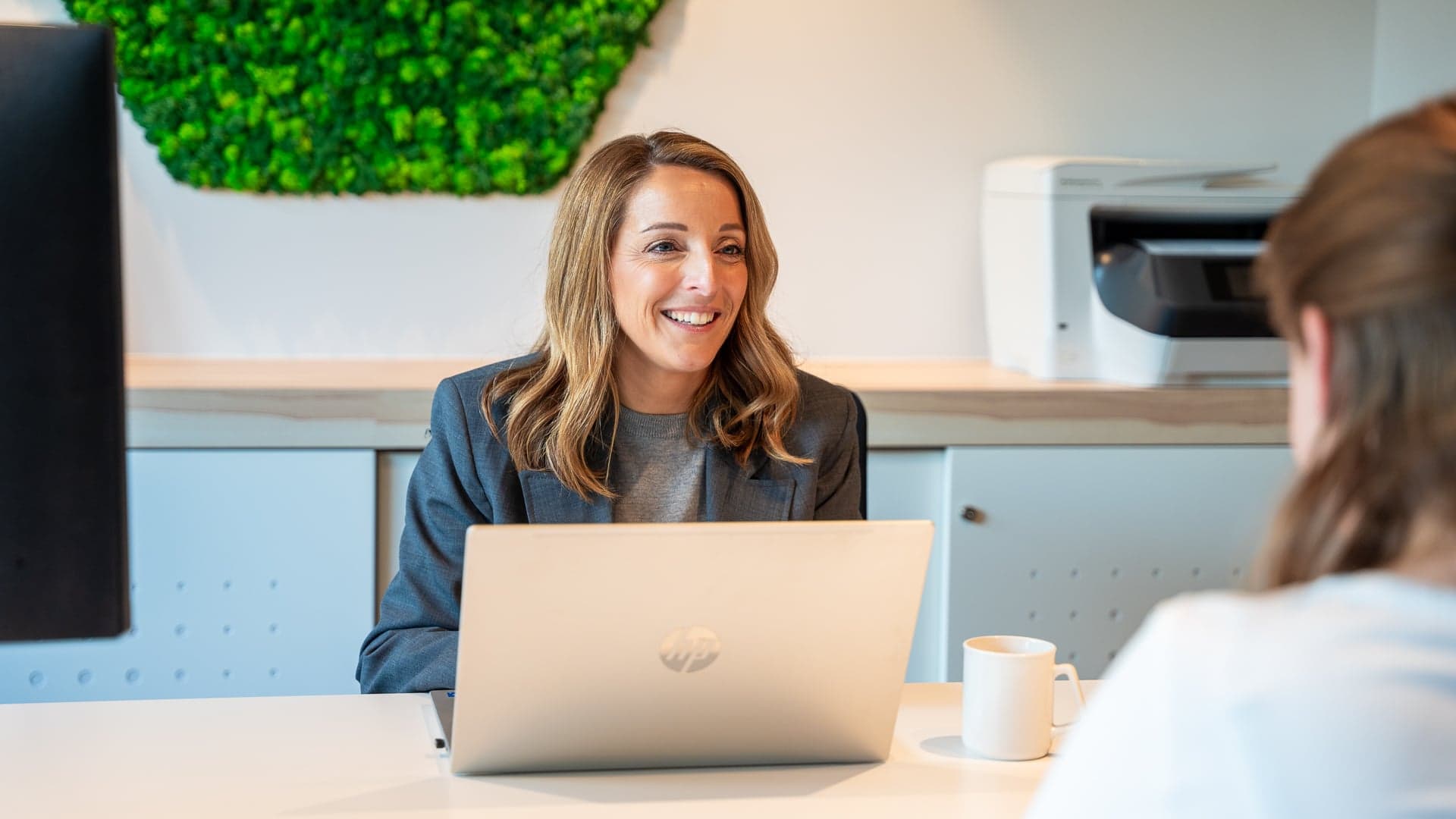 Els luistert naar haar gesprekspartner aan haar bureau