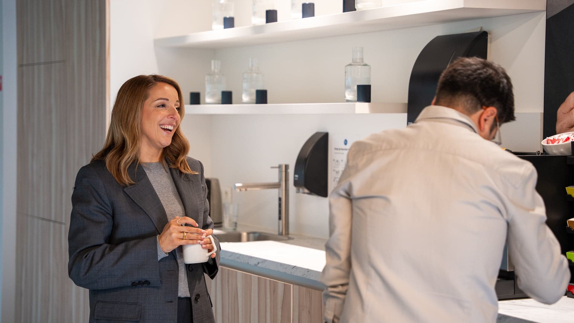 Els in gesprek bij de koffie